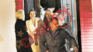 Doi cocosi si restul gaini!