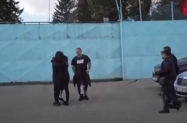 Frații Corduneanu, spectacol în fața Penitenciarului Iași. “Regele” Bogdan a ieșit din pușcărie! / FOTO