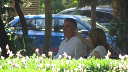 Credea că nu îi vede nimeni, dar…Romantic: Soţia i-a ”toaletat” urechea, pe o bancă în parc, fostului şef al Camerei Deputaţilor!