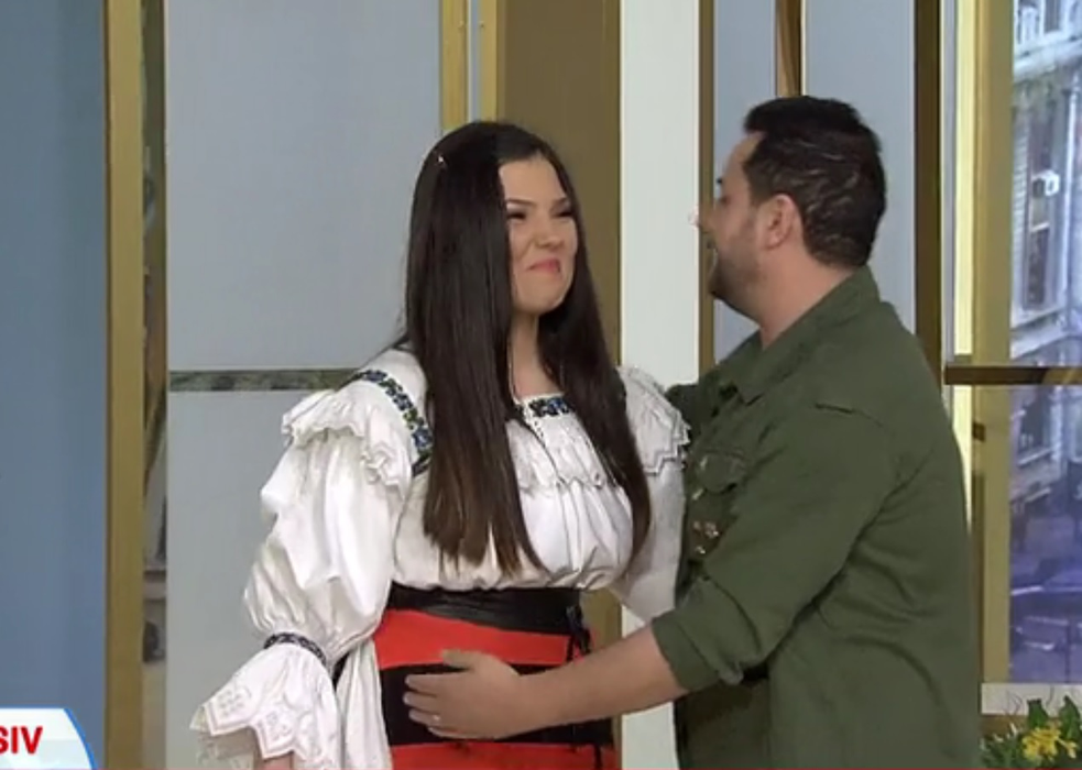 Paula a venit în platoul emisiunii, îmbrăcată în costumul popular maramureşean.