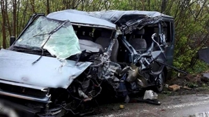 Grav accident în Dâmbovița. Un microbuz cu pasageri s-a ciocnit cu un TIR, intervin echipele de descarcerare
