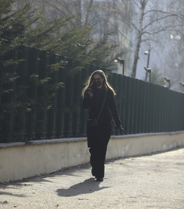 Creatoarea de modă și-a asortat cu hainele atât masca de protecție, etuiul de la ochelarii de soare, geanta, dar și încălțămintea © CANCAN.RO