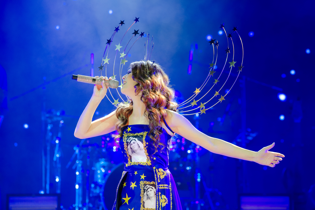 Elena Gheorghe, mărturii în lacrimi în fața a peste 4.000 de oameni. Imagini senzaționale de la show-ul cu muzică armânească