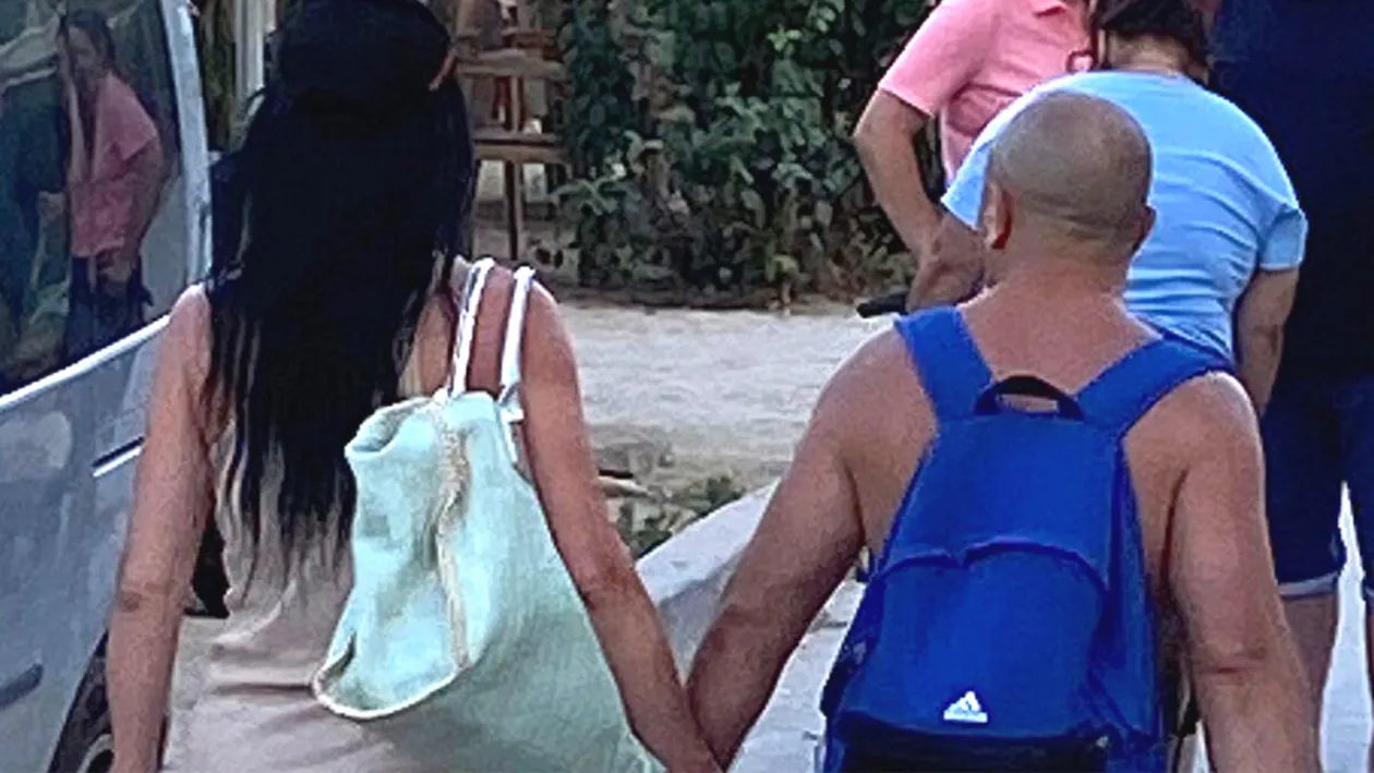 Jos textila! Ireal cum a apărut îmbrăcată (vorba vine) această turistă, pe o stradă din Vama Veche