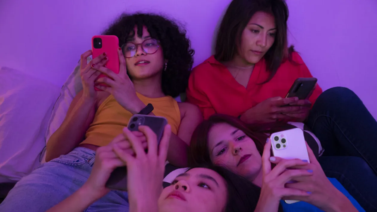 De la ‘rage bait’ la ‘vibe coding’: 2025 a fost anul în care internetul a vorbit pe limba Gen Z