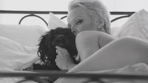 Pamela Anderson are 46 de ani si parca a oprit timpul in loc: Arata BESTIAL si s-a dezbracat din dragoste pentru caini! VIDEO