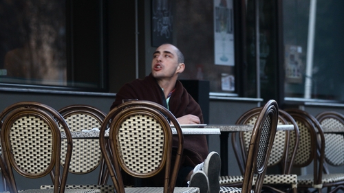 Vladimir Draghia, spectacol socant intr-un restaurant din Capitala! Se infofoleste in paturi, mananca paine goala si bea vin rosu!