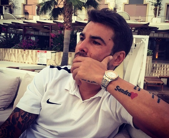 Adrian Mutu e foarte îndrăgostit de Sandra, el având tatuat numele ei pe braţ