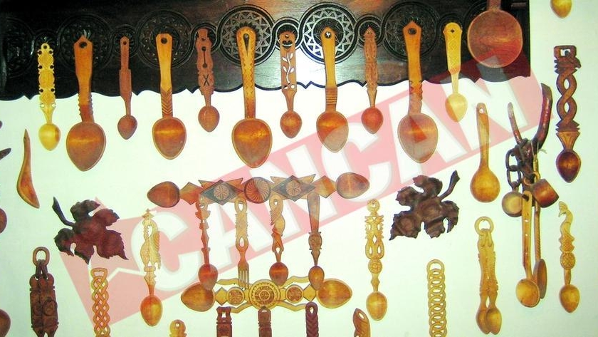 Un profesor a devenit celebru confectionand linguri de lemn