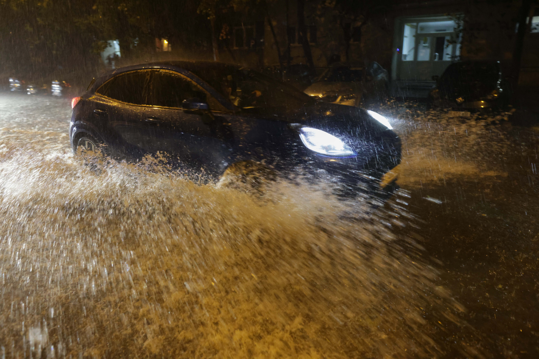 Străzi inundate în sectorul 3, după furtuna puternică din 13 iunie 2024 / Furtună puternică în București / Inquam Photos / George Călin