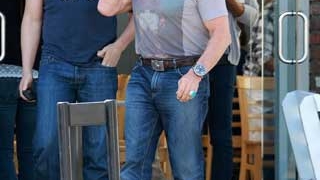 Imagini de pus in rama! Arnold s-a prostit la batranete - Si-a vopsit ciocul, si-a pus un ghiul de vrajitoare la mana si poarta un ceas mai mare ca bicepsul lui - Foto demential