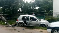 Un băiat de 14 ani a intrat cu mașina în stâlp, pe DC 71, la Tețcoiu. La bord erau alți trei copii