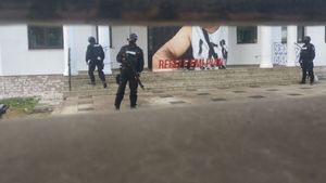 Trupele Speciale intervin acasă la Emi Pian! Se efectuează mai multe percheziții la clanul Duduianu