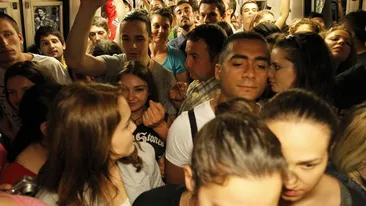 Voltaj a sustinut un concert de senzatie in metrou! Chef Catalin Scarlatescu a gustat muzica buna si si-a facut poze ca la 20 de ani