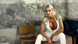 Loredana Chivu și-a înnebunit fanii cu imaginile publicate în mediul online. Blondina a apărut complet dezbrăcată