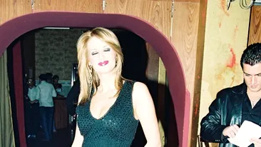 Julia Chelaru, sexy cu frâna trasă: poza din club cu cerceii statement