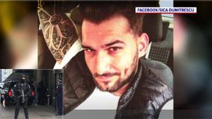 Fiul lui Ilie Dumitrescu riscă să ajungă după gratii, după ce a fost filmat în timp ce vindea cocaină unui agent sub acoperire. Sică Dumitrescu era împreună cu un militar