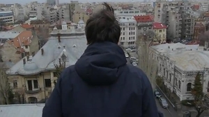 VIDEO incredibil! Cum reactioneaza bucurestenii atunci cand un tanar vrea sa se arunce de pe blocul lor! "Va sugerez blocul turn"