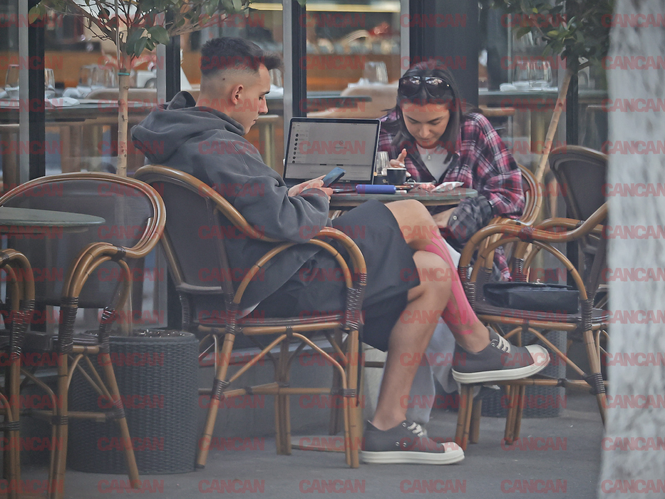 Alexia și Tonghi, mereu cu ochii în telefoane