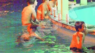 Distractie de noapte in parcul acvatic din Mamaia! Scene fierbinti si bere la o baie in nocturna