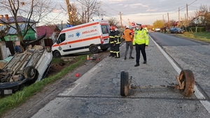 Accident grav în Argeș. Un șofer cu permisul suspendat s-a izbit cu mașina de un alt autoturism, apoi a ricoșat într-un pod și s-a răsturnat