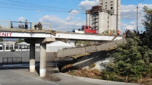 Intervenție spectaculoasă pentru îndepărtarea unei bucăți dintr-o pasarelă care s-a desprins, în Târgu Jiu