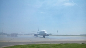 Un avion care trebuia să ducă măști de protecție din România în Spania a revenit la sol