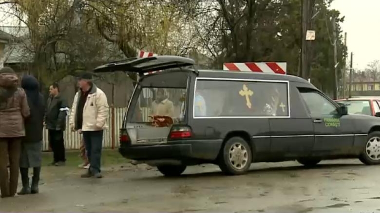 Un bărbat care mergea acasă cu sicriul fiului său a coborât din mașină și a dispărut fără urmă