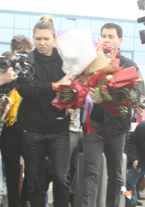 Surpriză! Cu ce maşină au venit să o ia pe Simona Halep de la aeroport, după înfrângerea dramatică de la Australian Open