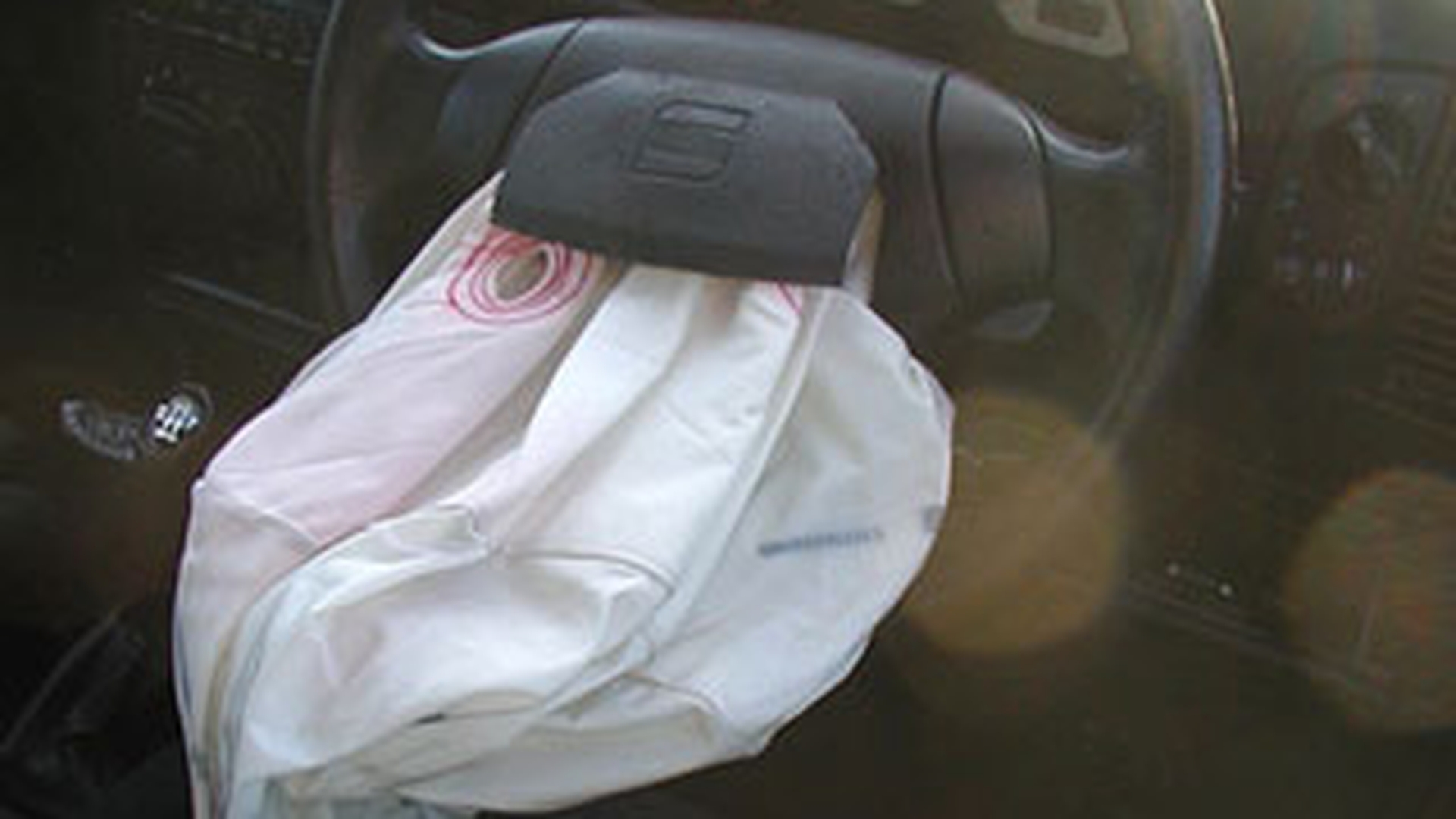VIDEO Era sa moara din cauza airbag-ului! Le-a explodat in fata din senin