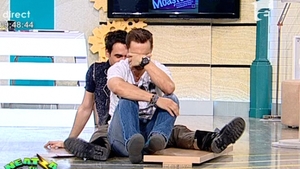 De-a râsu', plânsu', la matinal! Dani a căzut în fund de pe o masă şi s-a enervat pe Răzvan: "Prostu' dracului, chiar m-am lovit"