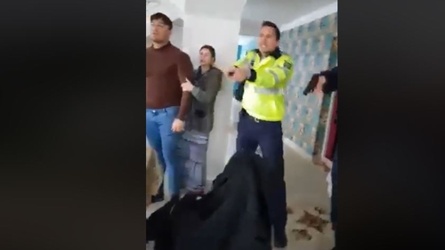 Scene uluitoare! Polițiștii au intrat în casă și au scos pistoalele: ”Băăăă, ce ….” VIDEO