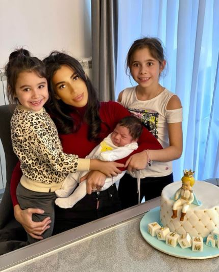Raluca Pascu, poză de album cu fetițele după ce au fost în vizită la Pepe. Mesajul transmis de fosta parteneră a cântărețului