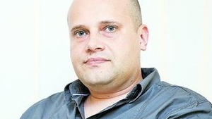 Daca modelul tatalui este unul agresiv, fata va proiecta acest lucru in relatia de cuplu