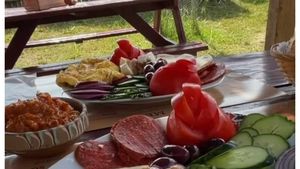 Doi turiști străini au fost „fermecați” de un preparat românesc banal. ”Atât de simplu, dar atât de aromat”