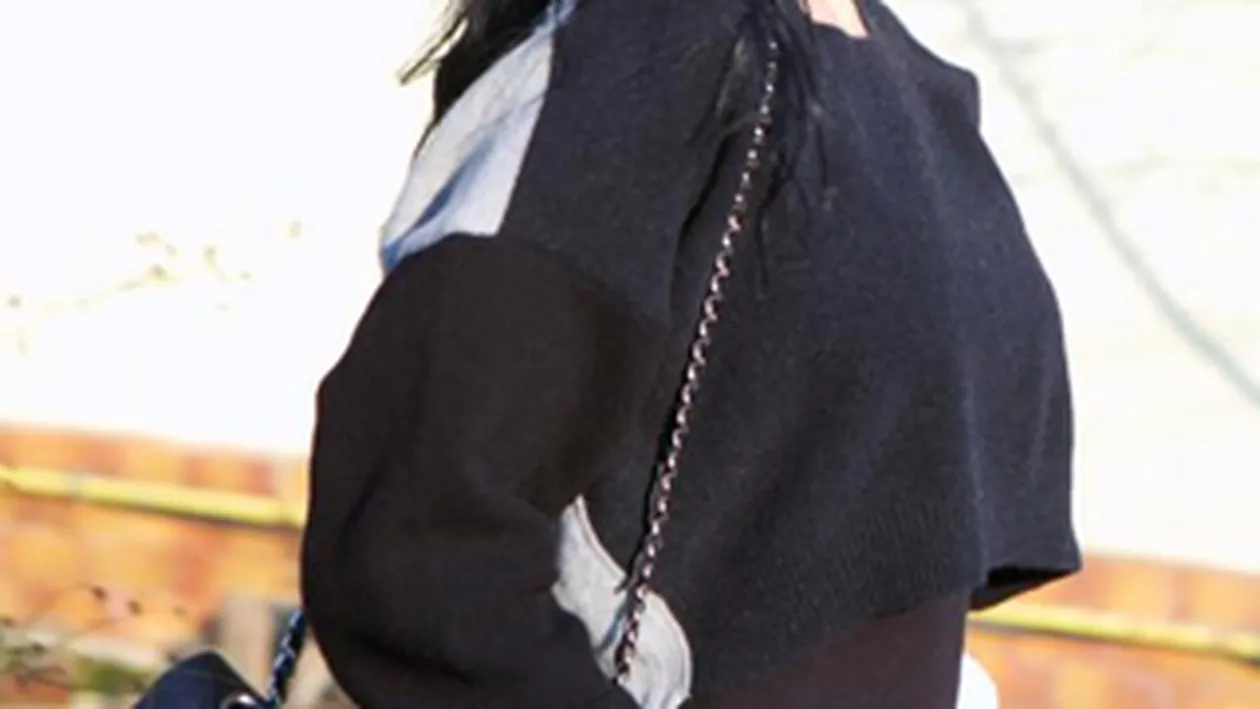 Inna se bucura de soarele de afara! Vezi ce tinuta lejera dar sexy a purtat la plimbare!