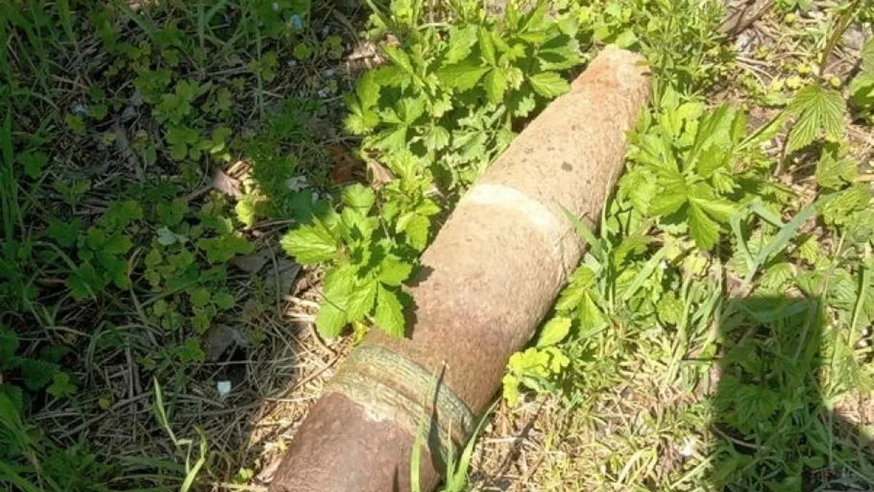 De-a râsu'-plânsu'! Un bărbat îşi ascuţea coasa pe un obuz din Al Doilea Război Mondial