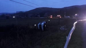 Grav accident în Cluj. Un microbuz cu 16 pasageri s-a răsturnat