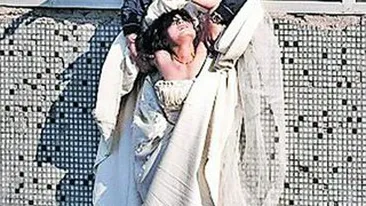 S-a aruncat de la etajul sapte imbracata in mireasa