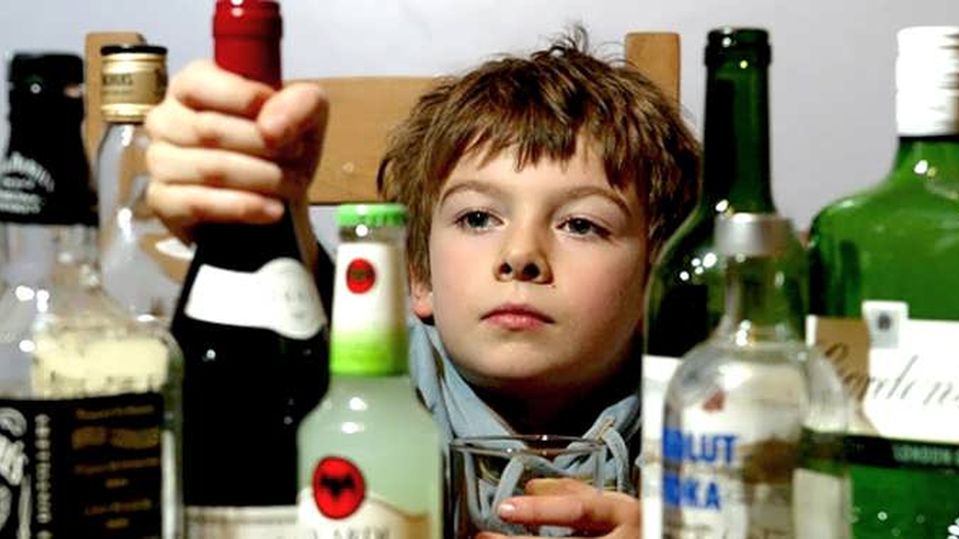 Copil de 9 ani din Botoșani, în comă alcoolică! Băiatul ar fi băut de față cu mama sa, care spune că micuțul doar a „gustat” un pic de bere