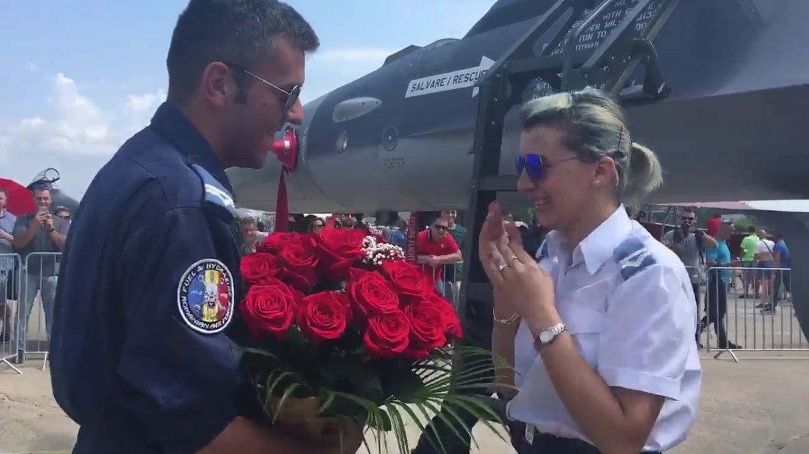 Lacrimi și emoții la BIAS 2018! Un angajat al Forțelor Aeriene Române a îngenuncheat și a cerut-o de soție pe iubita lui