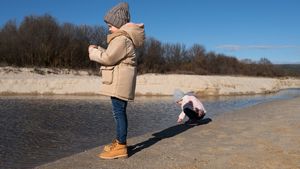 Un nepalez a salvat de la moarte o fetiță de 5 ani, la Craiova. 6 persoane săriseră în lacul înghețat, dar au rămas blocați în gheață