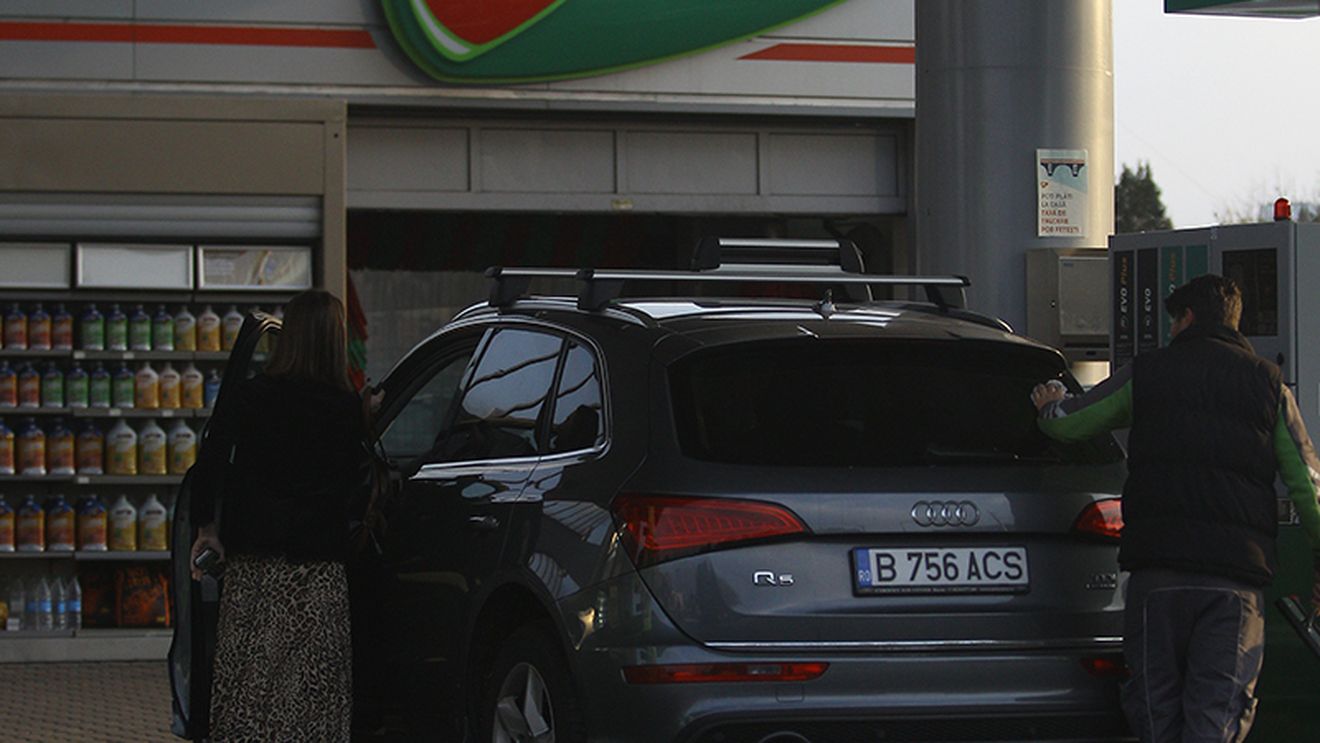 VIDEO EXCLUSIV. I-a zâmbit, i-a şoptit ceva, apoi… Cum l-a amăgit Andreea Berecleanu pe băiatul de la pompă