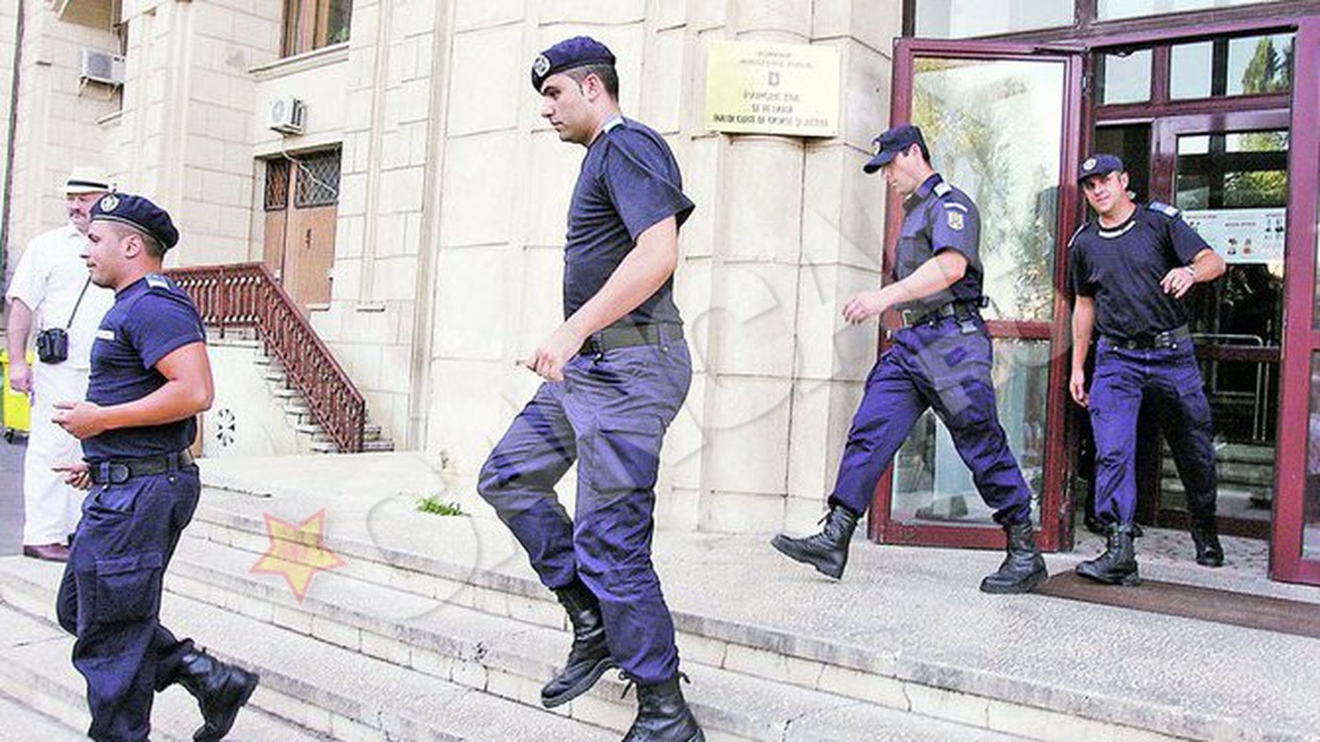 Hotii furau focoasele, jandarmii se uitau la televizor