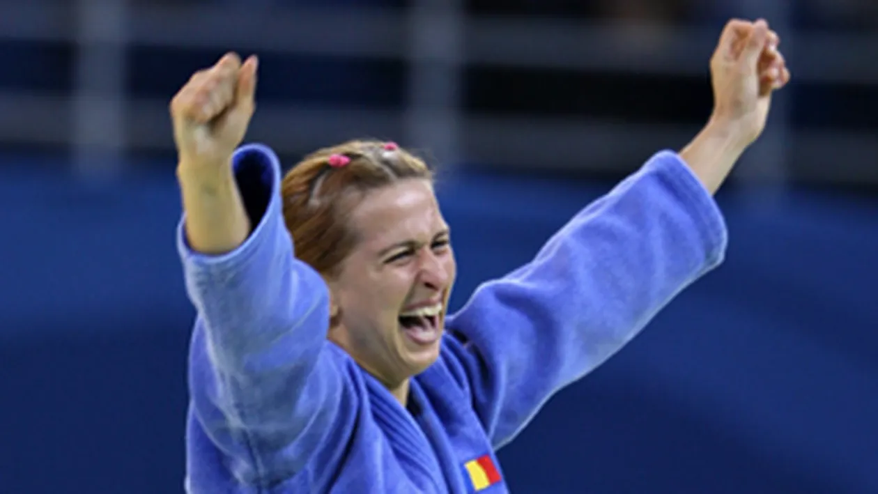 Alina Dumitru stie ce vrea in ghete! Ii cer Mosului o medalie pentru la anu'