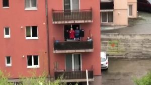 Un clujean a scos boxele pe balcon și a dat muzica la maximum! Vecinii au reacționat, dar nici prin cap nu-ți trece ce au făcut polițiștii