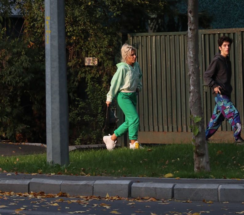 Amna este însoțită pretutindeni de fotograful personal