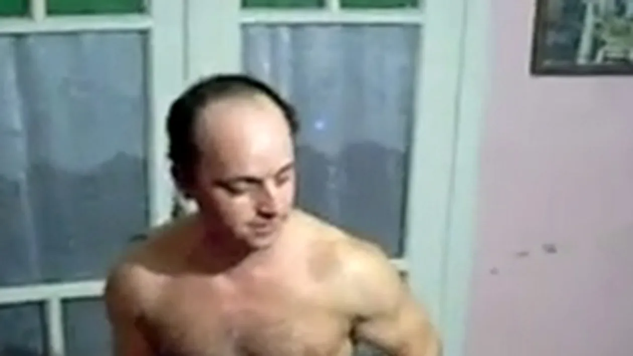 VIDEO Genial! Taranul asta se crede Van Damme si se rupe in figuri la gura sobei! Uite cat e de penibil