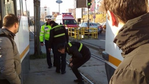 Linia tramvaiului 41, blocată. O tânără a fost lovită
