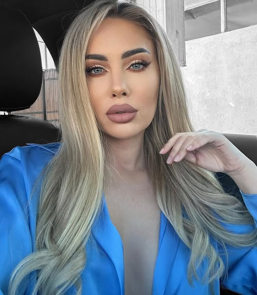 Oana Monea se săruta cu Marius, de față cu Maria. (SURSA: INSTAGRAM.COM)